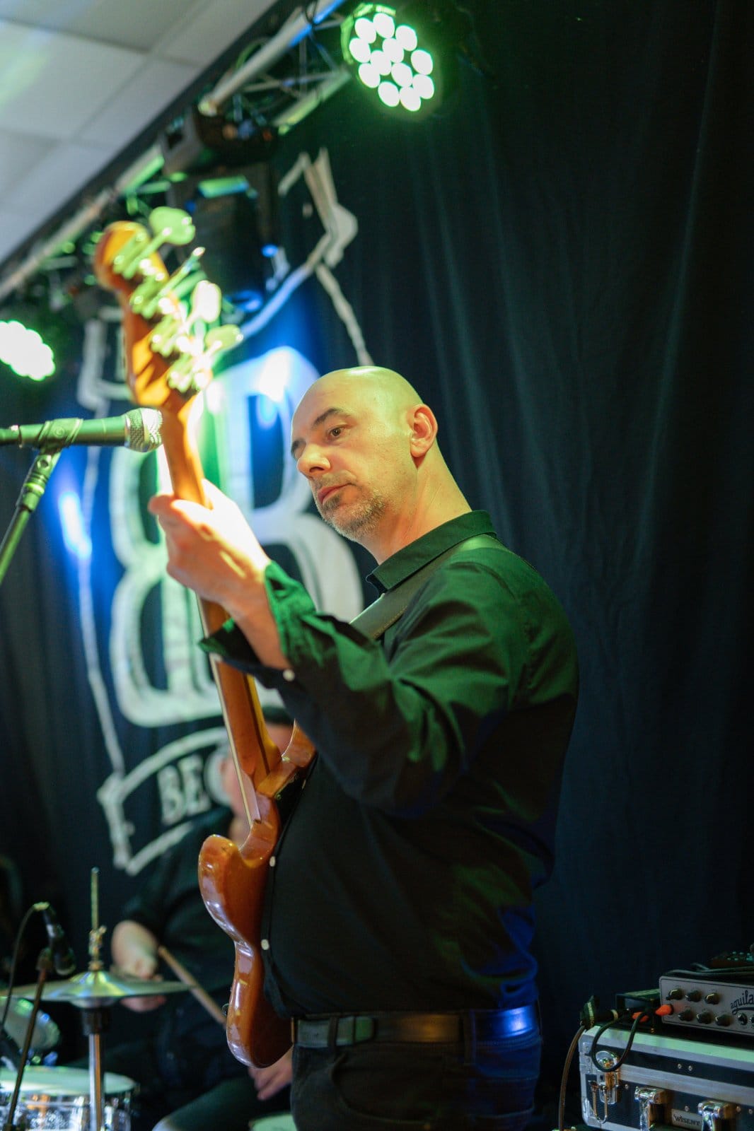 Glazbenik s bas-gitarom na pozornici