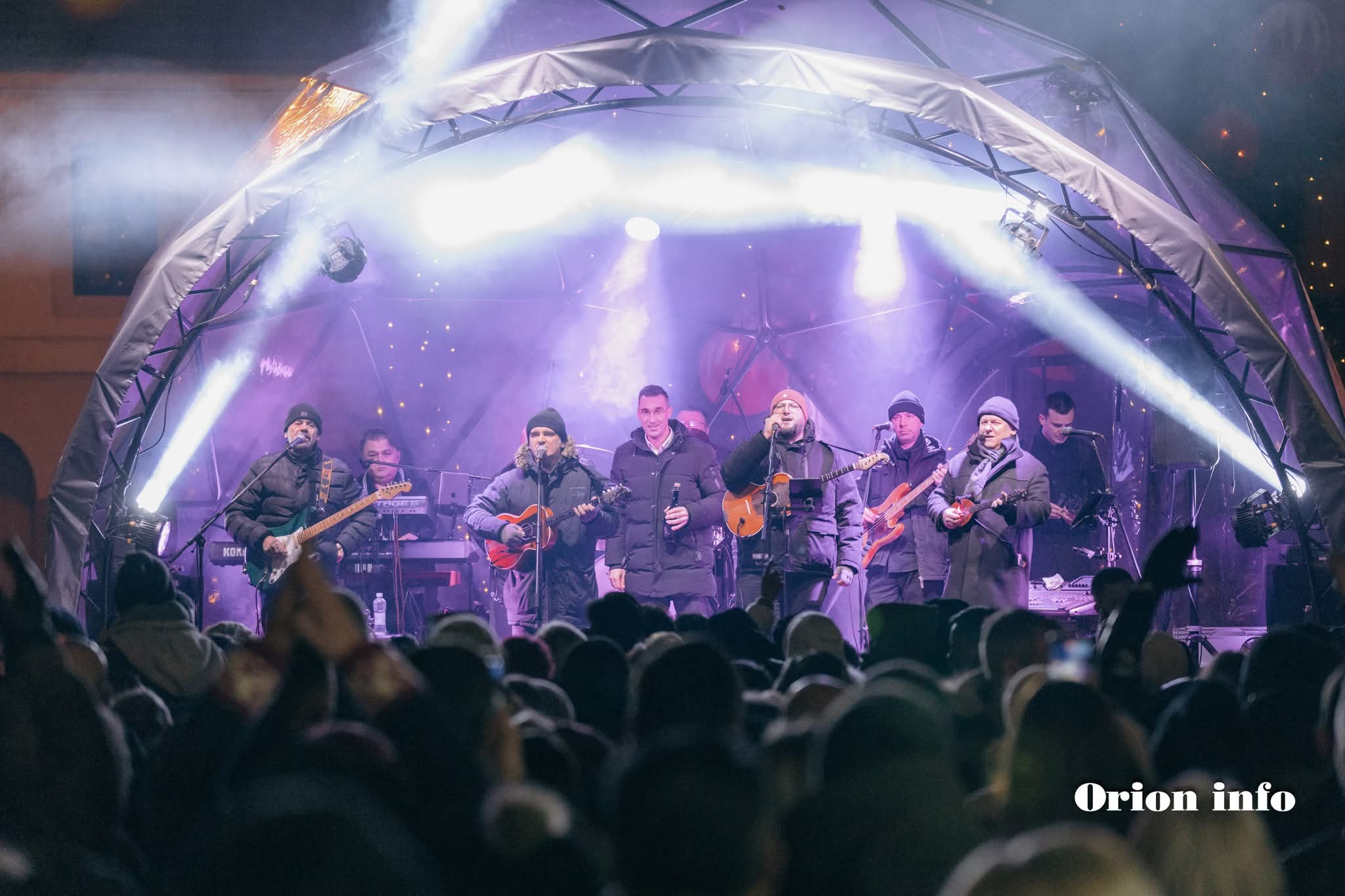 Bosutski Bećari na nastupu na otvorenom